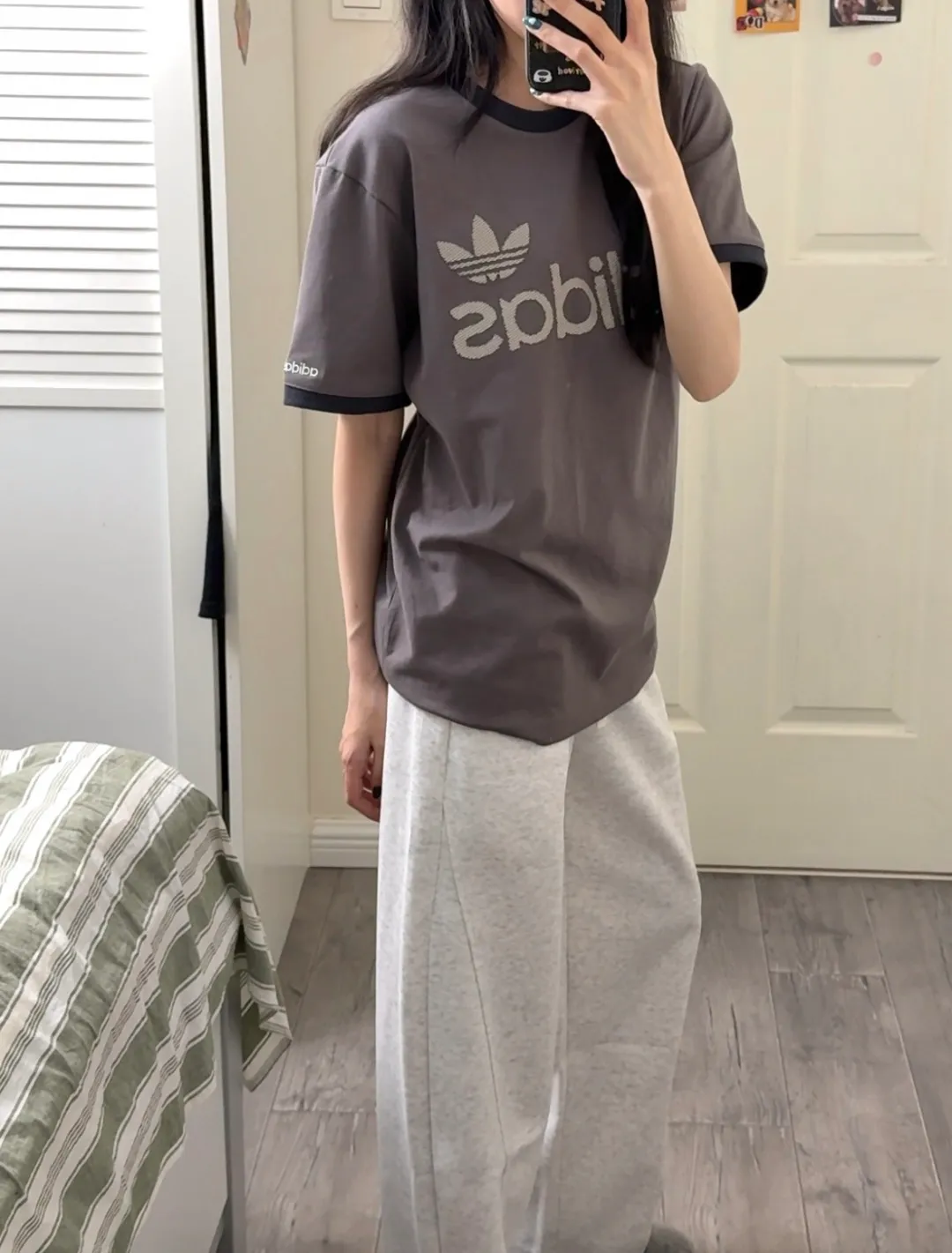 No watermark upper body rendering 𝟬𝟱𝟰𝟰#Exclusive real shot/difference between various stolen pictures and online version on the market [𝗮𝗱𝗶𝗱𝗮𝘀Adidas Clover & Wang Hexi Same Style Contrast Color Retro T-shirt] ✅This Retro Contrast Color T-shirt directly brings out the American Retro feel Classic round neck with contrasting edging design, available in white, red and dark gray colors. No matter skin color or body shape, men and women can easily choose the same style for couples! . ✅ Original mold opening, pure original/tag washed wheat ribbon individually coded/full set of 1:1 customized accessories ➕Customized three-label ➕𝗬𝘂𝗮𝗻 version of the tag ➕𝗹𝗼𝗴𝗼 packaging bag🔥 ➕Scan the QR code to enter the official website. Complete with three labels! Perfect Quality! Highly recommended! ✅Top version, ins Xiaohongshu Kuaishou = lots of bloggers’ outfits. ✅Adi’s absolute Hot Sale star Same Style details are online, feel free to compare! The iconic Adidas logo embellishes the chest, highlighting the brand's charm. Fixed color and classic three-bar stripes, classic will never go out of style! Versatile is not picky, the original model is perfect for the upper body, so buy it with your eyes closed! ✅Easily adaptable to various sports or daily leisure scenes. Whether you are running for fitness or hanging out on the street, it can keep you full of energy without losing the sense of fashion. ✅Complete sizes to meet the needs of different body shapes! Color; White Size S-XXL